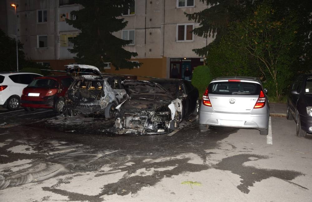 Foto: Polícia vyšetruje požiar Audi v Michalovciach, ktorý poškodil aj ďalšie 3 autá