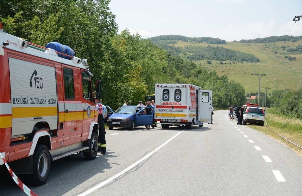 Foto: Pri Košiciach sa stala tragédia. Po zrážke auta s autobusom neprežili 3 ľudia