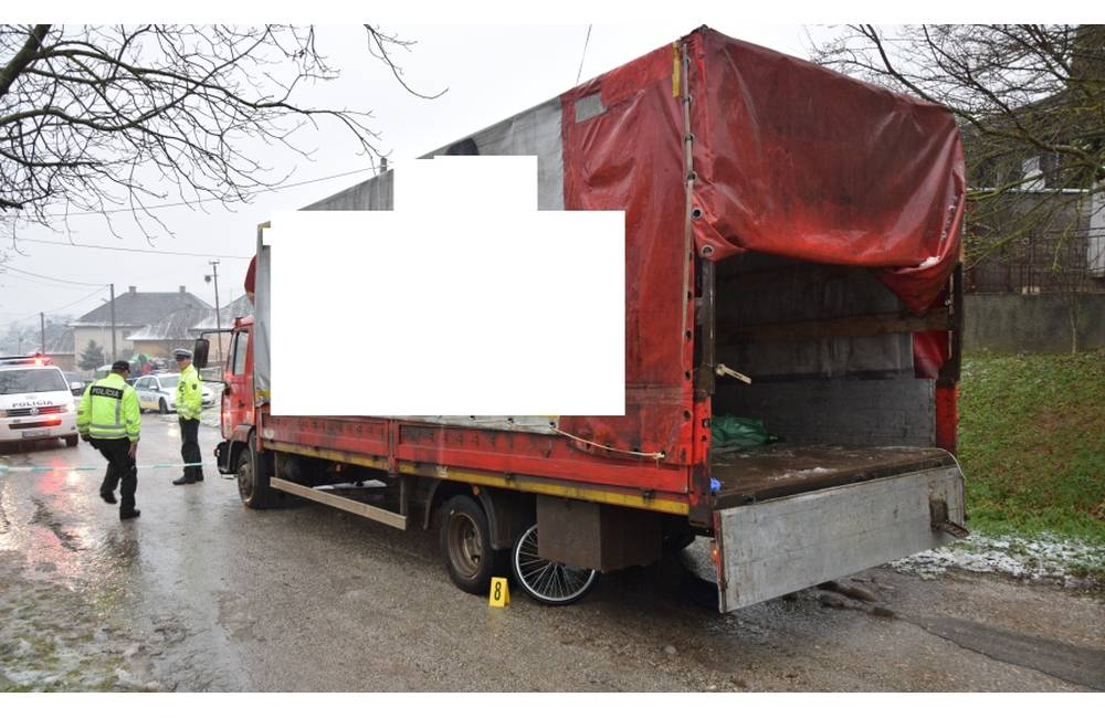 Foto: V obci Hrhov nákladné vozidlo zachytilo 61-ročnú chodkyňu, zraneniam na mieste podľahla