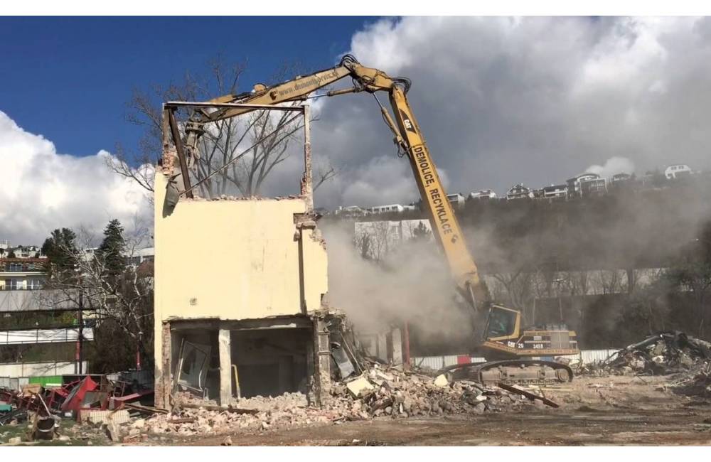 Foto: Na Luníku IX začali búrať bytový dom na Hrebendovej ulici