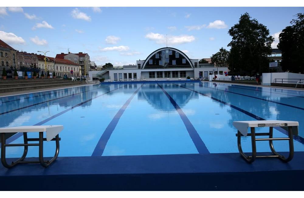 Návštevníci mestského kúpaliska na Rumanovej budú využívať v letnej sezóne moderný, nerezový bazén
