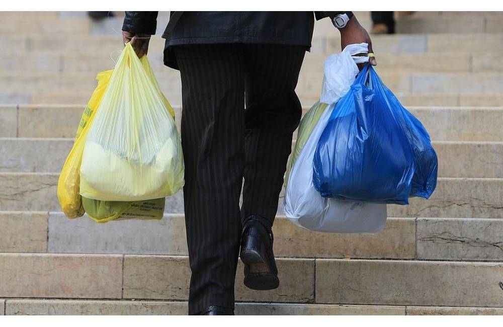 Od 1. januára sú spoplatnené plastové tašky, cieľom je ich postupne odstrániť