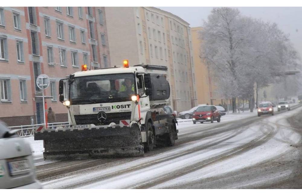 Košickí cestári odhŕňajú sneh z bočných ulíc, chodníkov a parkovísk, hlavné ťahy sú sprejazdnené