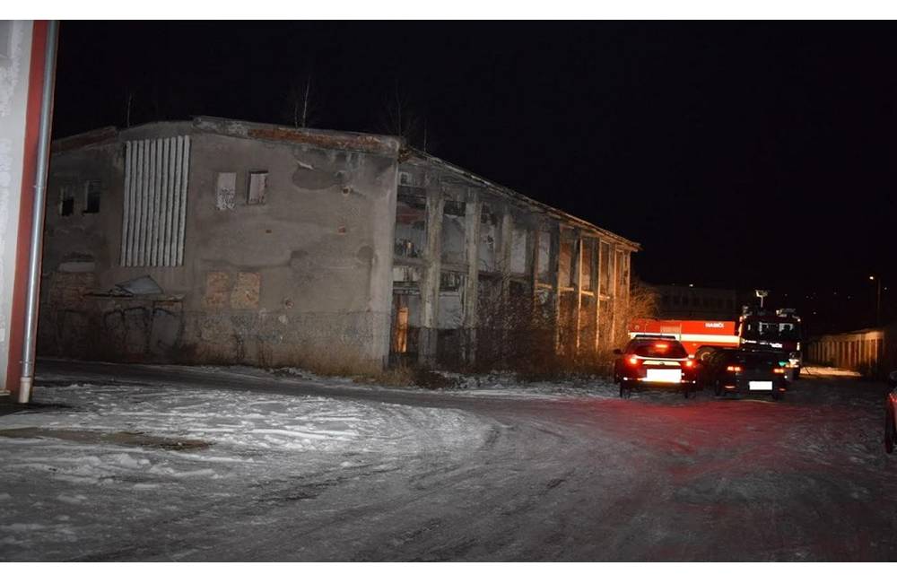 Pri požiari opustenej budovy na Vodárenskej ulici bol nájdený muž bez známok života