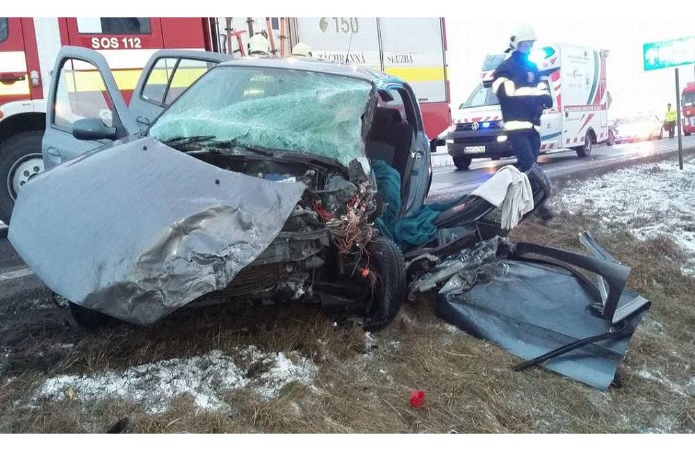 Čelná zrážka pri obci Seňa si vyžiadala viacero zranení, vodič osobného auta utrpel ťažké zranenia