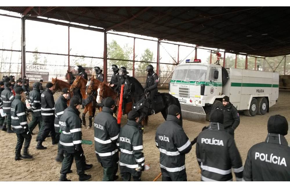 Foto: Jazdná polícia v Košiciach absolvovala cvičenie zamerané na vytláčanie z davu