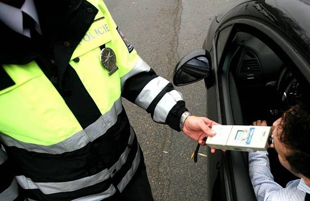 Polícia takmer každý deň za volantom zaznamenáva opitých vodičov, minulý týždeň ich zadržala 27