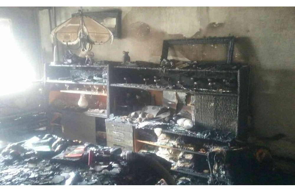 AKTUÁLNE: Na Matuškovej ulici zasahujú hasiči, v byte na treťom poschodí vypukol požiar