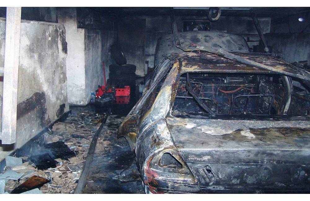 V obci Valaliky horela plechová garáž aj zo zaparkovaným autom, nie je vylúčené úmyselné zapálenie