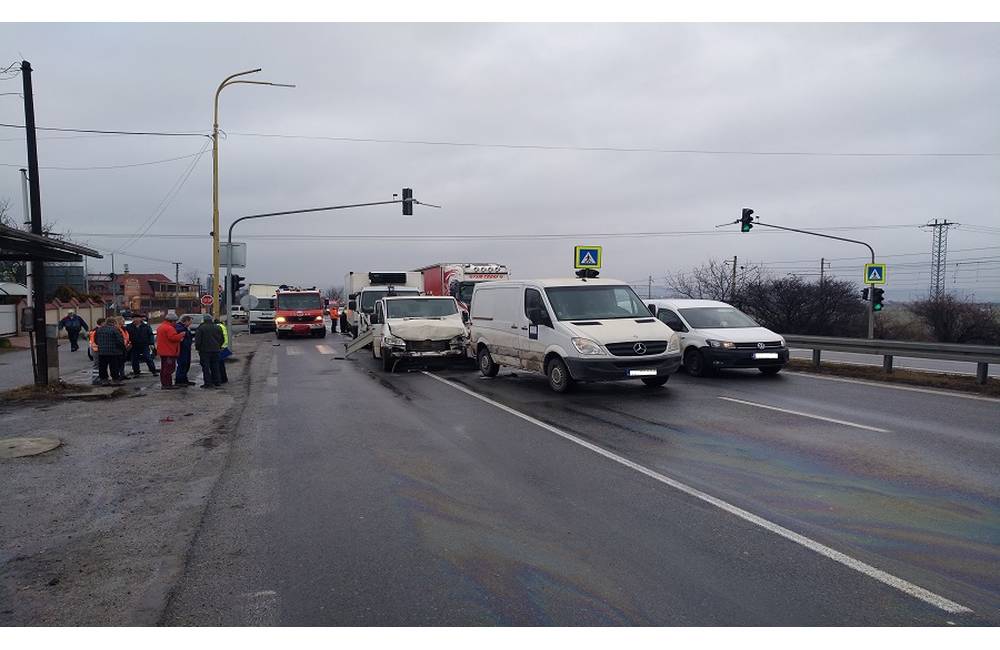 Foto: Na rýchlostnej ceste pri Pereši sa ťažko zranili dve osoby, vodičov pritlačilo nákladné auto