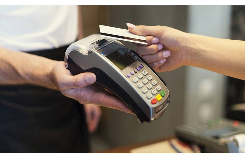 Nájdenou bankomatovou kartou sa Košičan pokúsil zaplatiť v supermarkete nákup v hodnote 6,20 eur