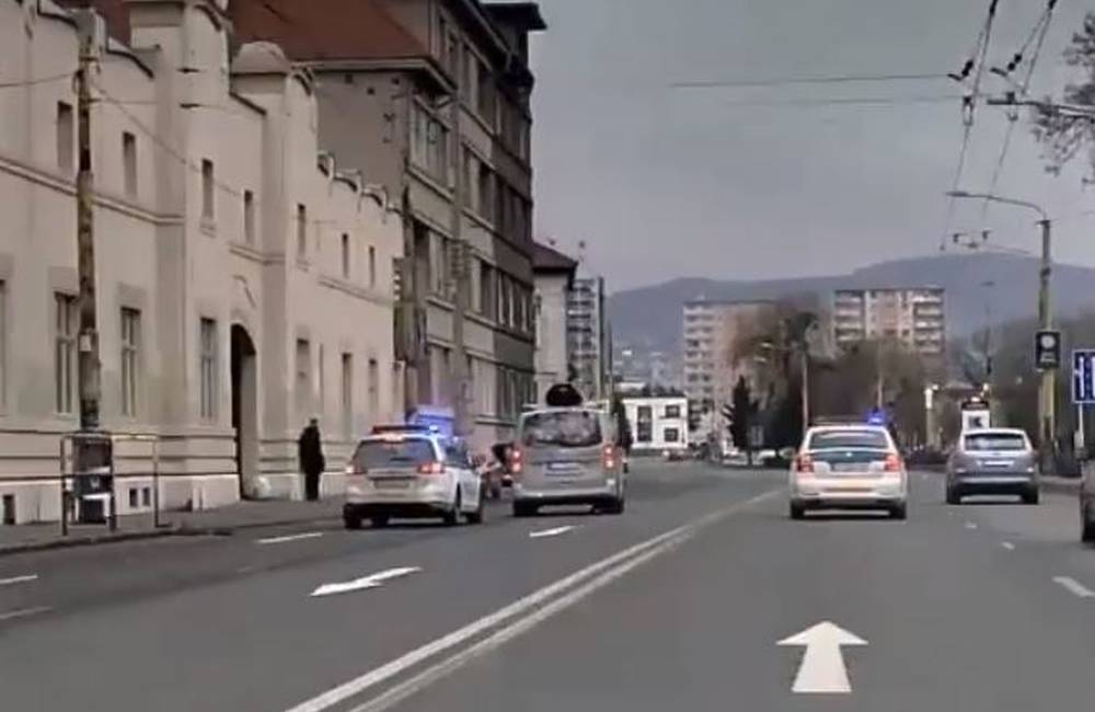 Policajná naháňačka v Košiciach, arogantný vodič unikal v protismere pričom poškodil auto a značky