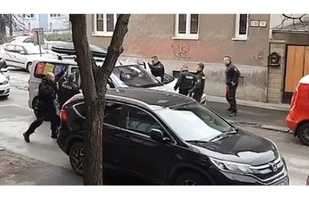 Po policajnej naháňačke v Košiciach policajti vodiča zadržali, Košičan sa bránil do poslednej chvíle