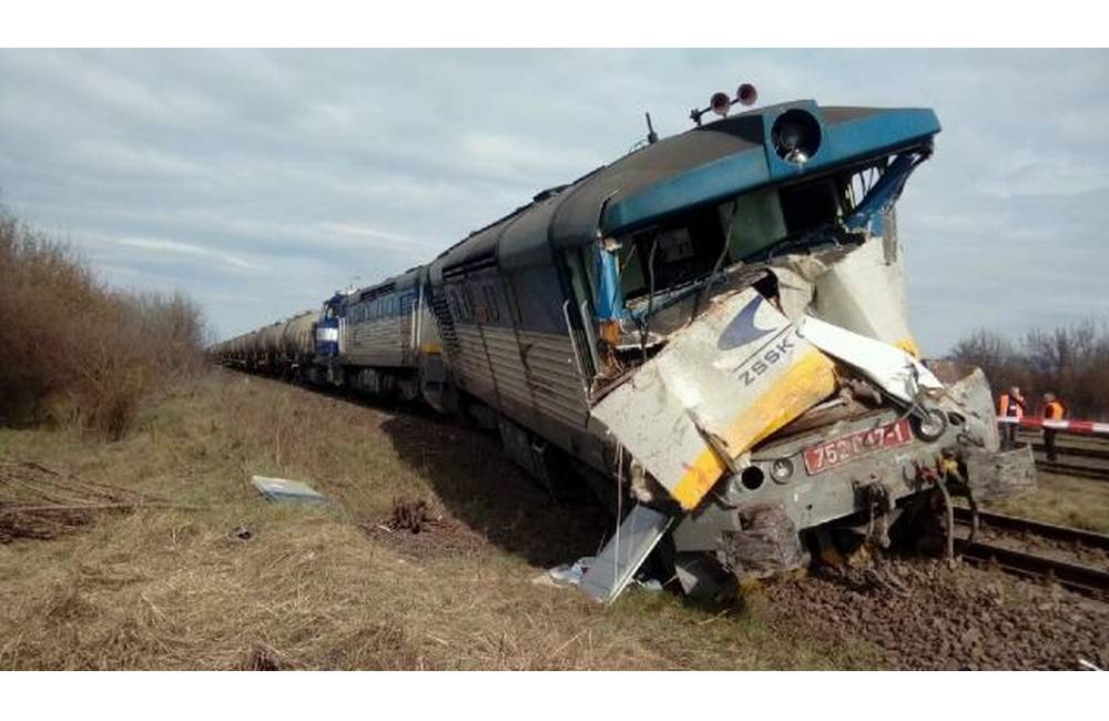 Tragická dopravná nehoda na železničnom priecestí, vodič Tatry po náraze spadol pod kolesá rušňa