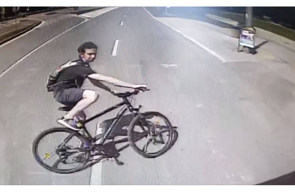 Polícia hľadá svedkov dopravnej nehody, pri ktorej cyklista vošiel do jazdnej dráhy autobusu MHD
