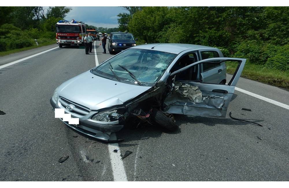 Pri Čečejoviach sa zrazilo auto a kamiónom, vodička Hyundai Getz utrpela zranenia hlavy a končatín