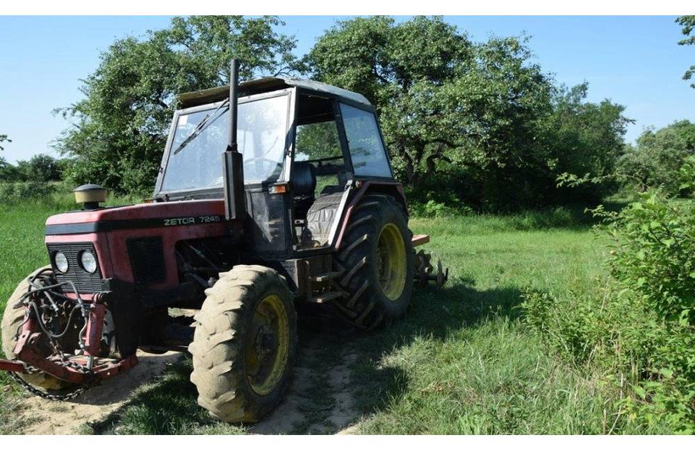 Mladík z okresu Sobrance sa nadránom povozil na cudzom traktore, odstavil ho na poli a odišiel