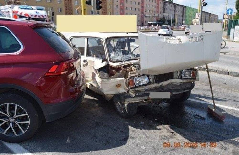 Na križovatke ulíc Južná trieda a Jantárová sa zrazili dve autá, vodiči áut sa ťažko zranili