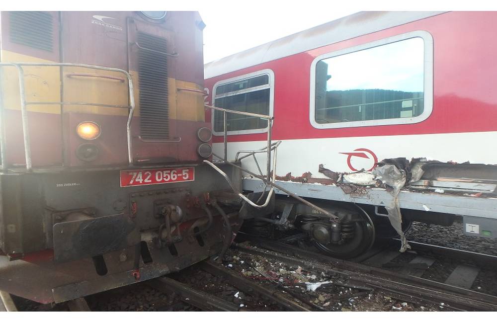 Na železničnej stanici Plešivec sa zrazil vlak s rušňom, ten sa medzi výhybkami vykoľajil