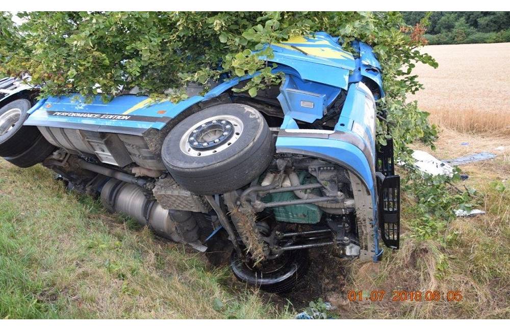 Tragické nedeľné ráno pri Michalovciach, 39-ročný vodič ťahača s návesom náraz do stromu neprežil