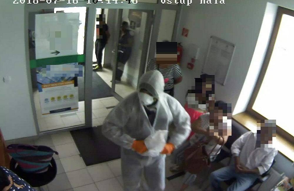 Foto: Neznámy páchateľ v Kráľovskom Chlmci prepadol banku, odniesol si hotovosť vo výške 6 250 eur