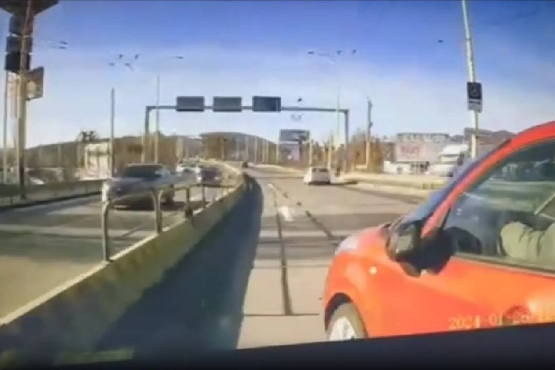 VIDEO: Nehoda autobusu v Košiciach. Vodič sa nestihol zaradiť, skončil preto na streche