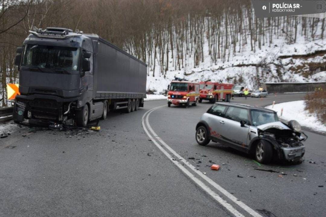 Pri Košiciach sa zrazil kamión s osobným autom, jeden z vodičov je ťažko zranený