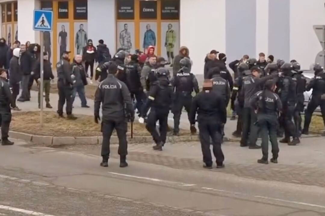 VIDEO: Trnavskí fanúšikovia narúšali v Košiciach verejný poriadok. Musela zasahovať polícia