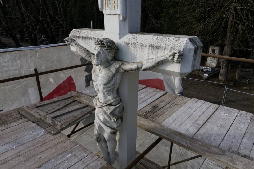 FOTO: Na centrálnom kríži na košickom Verejnom cintoríne sa podpísal čas. Teraz dostane novú podobu