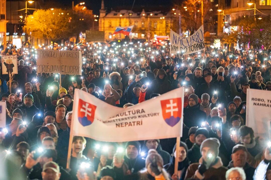 Hlavná ulica v Košiciach dnes bude plná protestujúcich. Niektorí si zakryjú oči oranžovou šatkou
