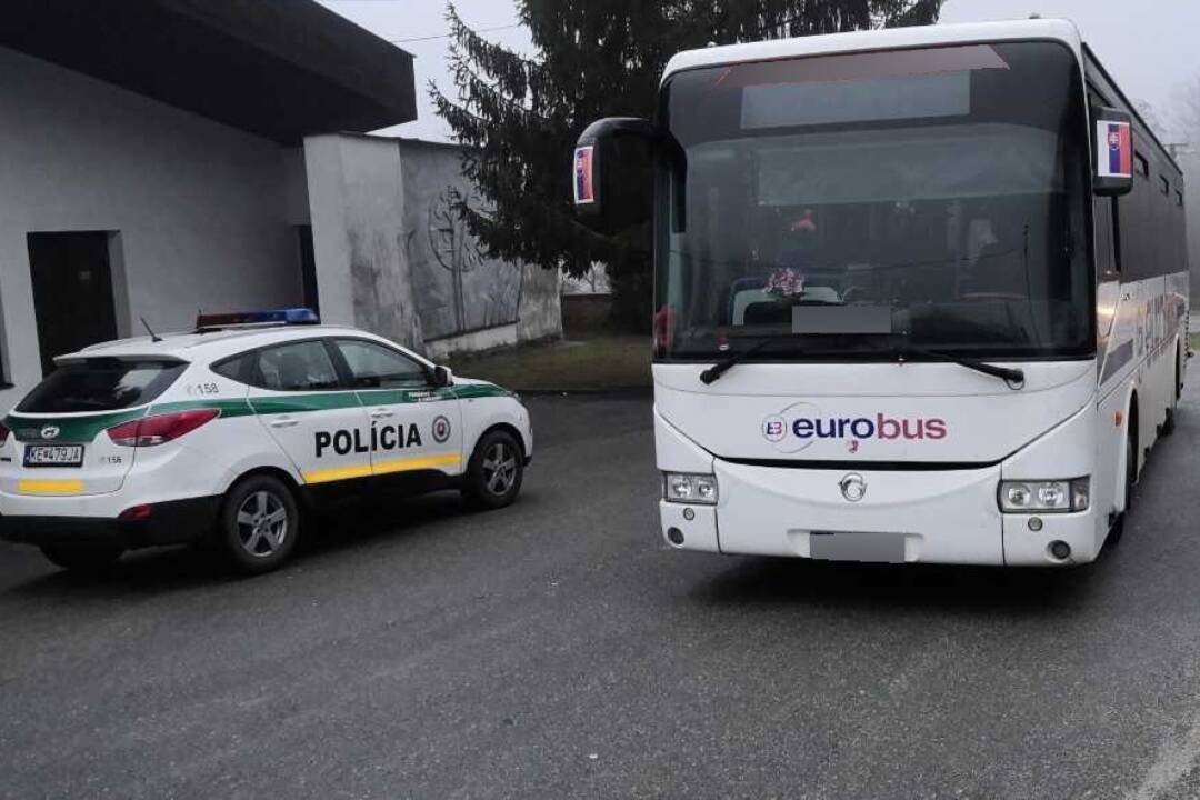Opitý autobusár v Košickom kraji zobral tržbu a cestujúcich zavrel v autobuse. Nahlásili ho na tiesňovej linke