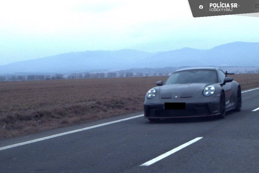 Foto: Rýchlo a zbesilo po košických cestách. Vodič Porsche si to pálil mimo obce šialenou rýchlosťou