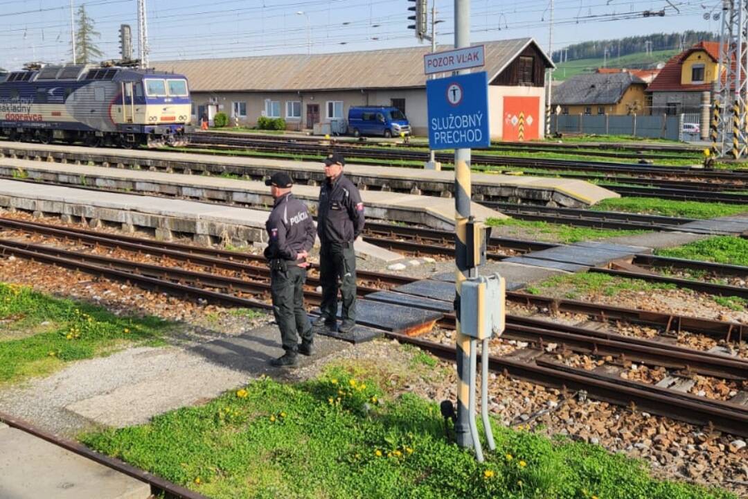 FOTO: Niektorí si cestu po železnici skracujú cez koľaje. Košická polícia kontrolovala cestujúcich aj zamestnancov