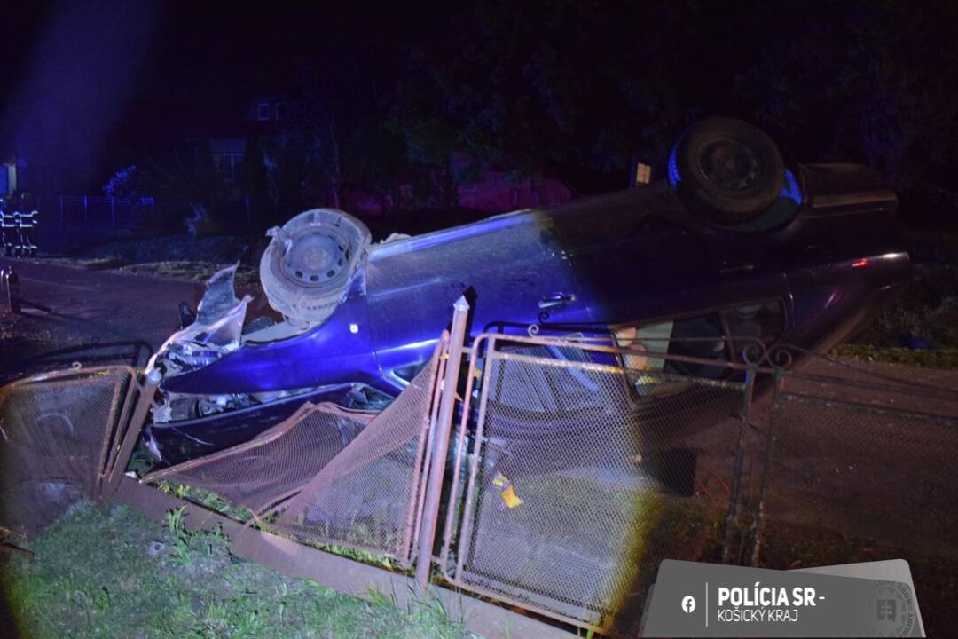 Opitý mladík zrámoval plot rodinného domu v Choňkovciach. Auto otočil na strechu