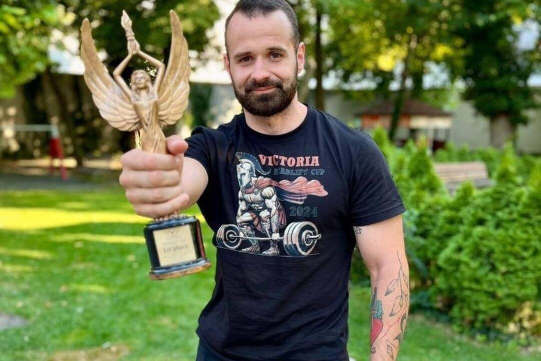 Foto: Zo služby na pódiá. Košický policajt Roman Kövari patrí k slovenskej špičke v mŕtvom ťahu. Čaká ho svetový šampionát