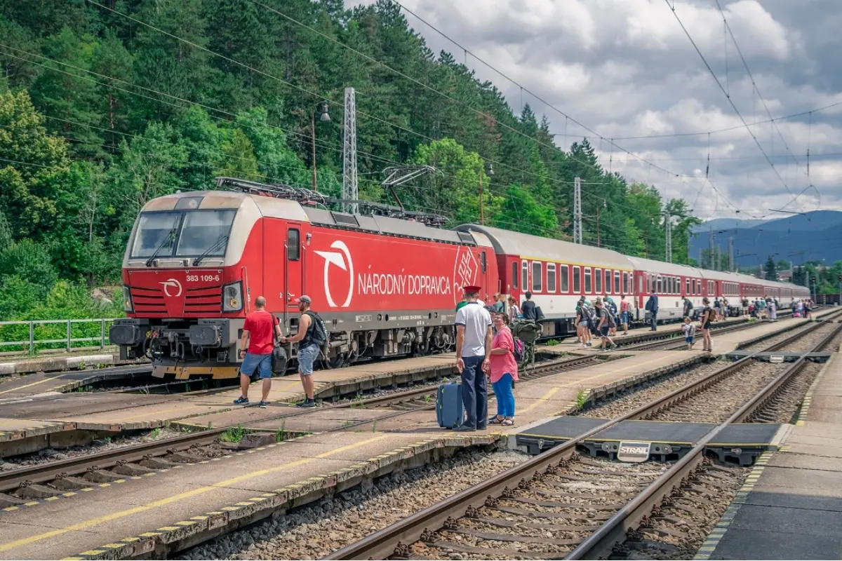 Foto: Jednotný lístok uľahčí cestovanie po Slovensku, ľudí to má motivovať presadnúť z áut do vlakov a autobusov