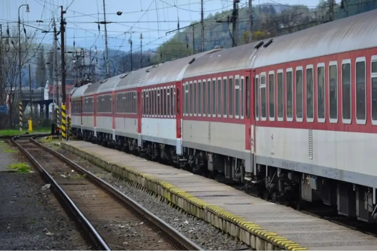 Foto: Pod kolesami vlaku pri Richnave skončilo dieťa. Zázrakom prežilo, je v rukách lekárov