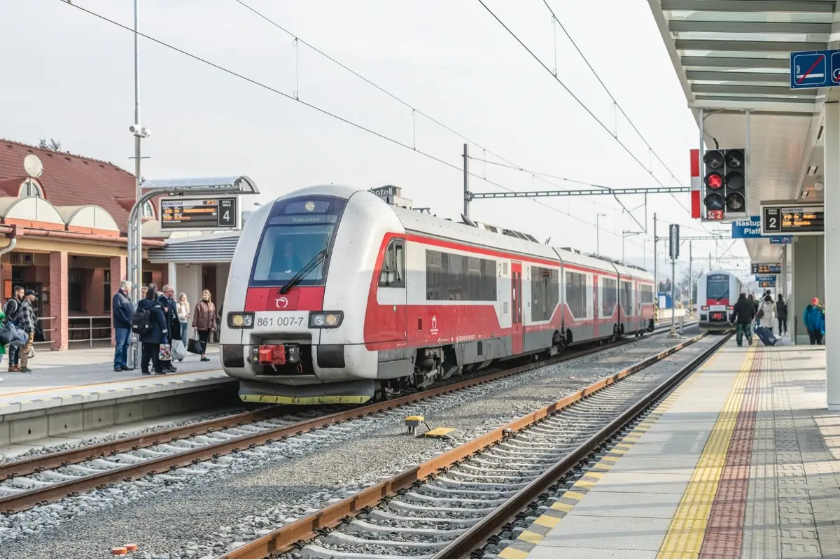 Foto: Východniari, mnohé vlaky z vašej stanice nevyrazia, presadnúť musíte do autobusov