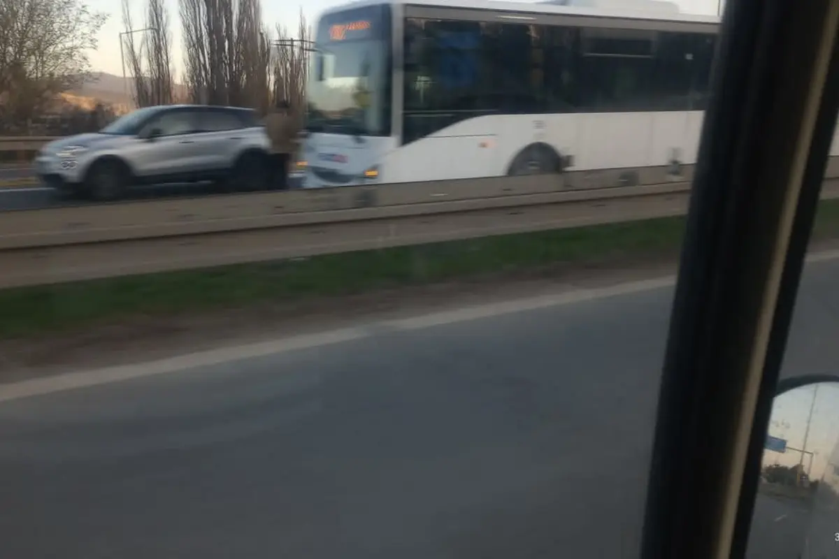 Foto: Pre zrážku autobusu a auta na Prešovskej sa vytvorili kolóny, stálo sa až po krematórium, vodiči sa zdržali aj polhodinu