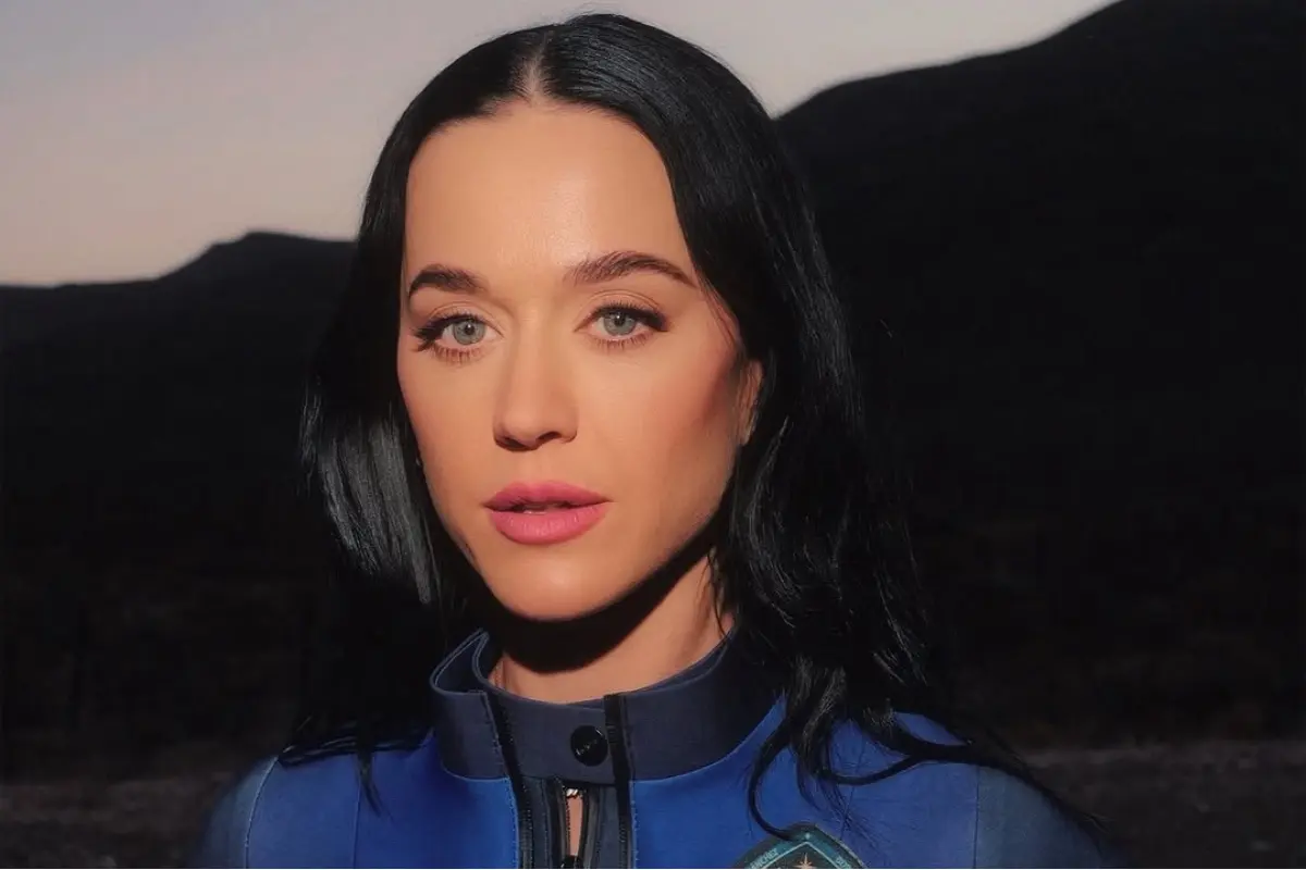 Foto: Katy Perry po prílete z vesmíru pobozkala zem, v rakete spievala známu pieseň. Aké boli jej prvé slová po pristátí?
