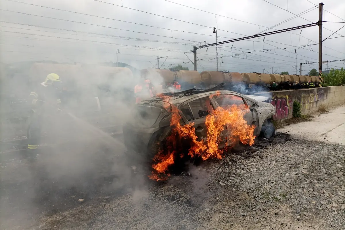FOTO: Auto v Kostoľanoch vzbĺklo ako fakľa. Opitý vodič vraj vyskočil, kým narazilo do múru