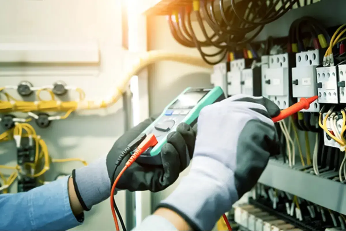 Foto: Boli aj u vás? V okolí Moldavy nad Bodvou vyčíňajú podvodníci, ich revízia elektrických rozvodov vás vyjde draho