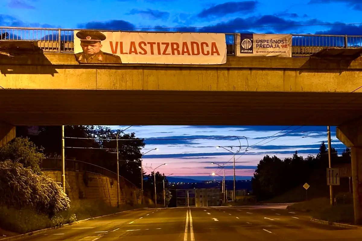 Foto: Košičania poslali Ficovi odkaz k jeho návšteve v Rusku, transparent však z mosta na KVP veľmi rýchlo zmizol
