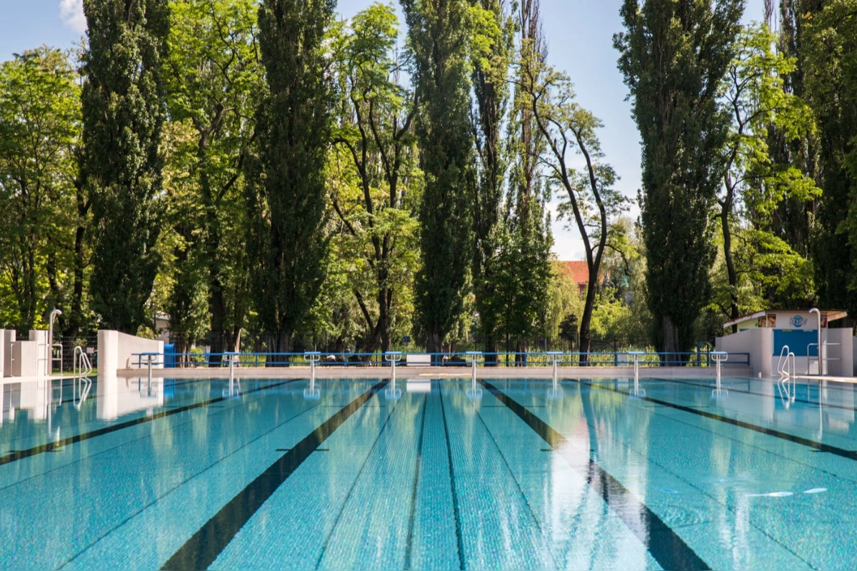 Foto: Košické mestské kúpalisko sa dostalo pod paľbu ostrej kritiky. Langoš za 5 eur a znudení brigádnici