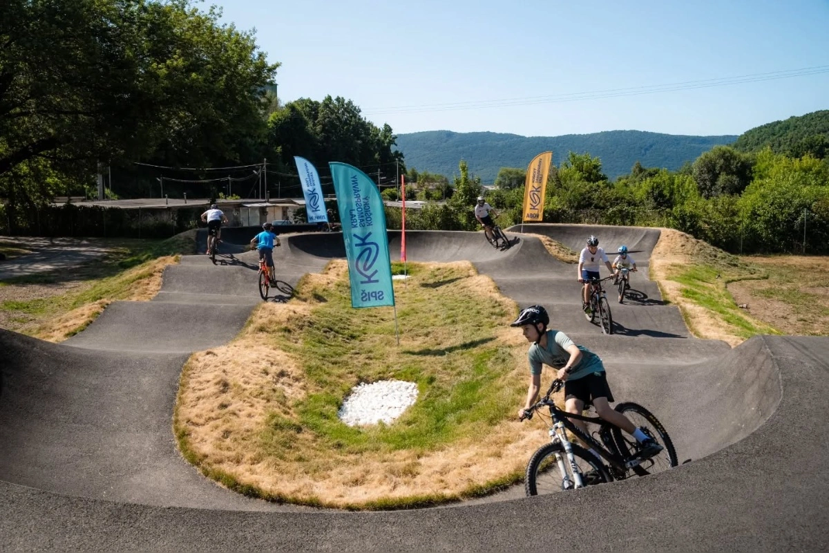 FOTO: Prilbu na hlavu a hurá na bicykel! S pumptrackmi sa roztrhlo vrece, adrenalínovú dráhu už majú aj v Rožňave