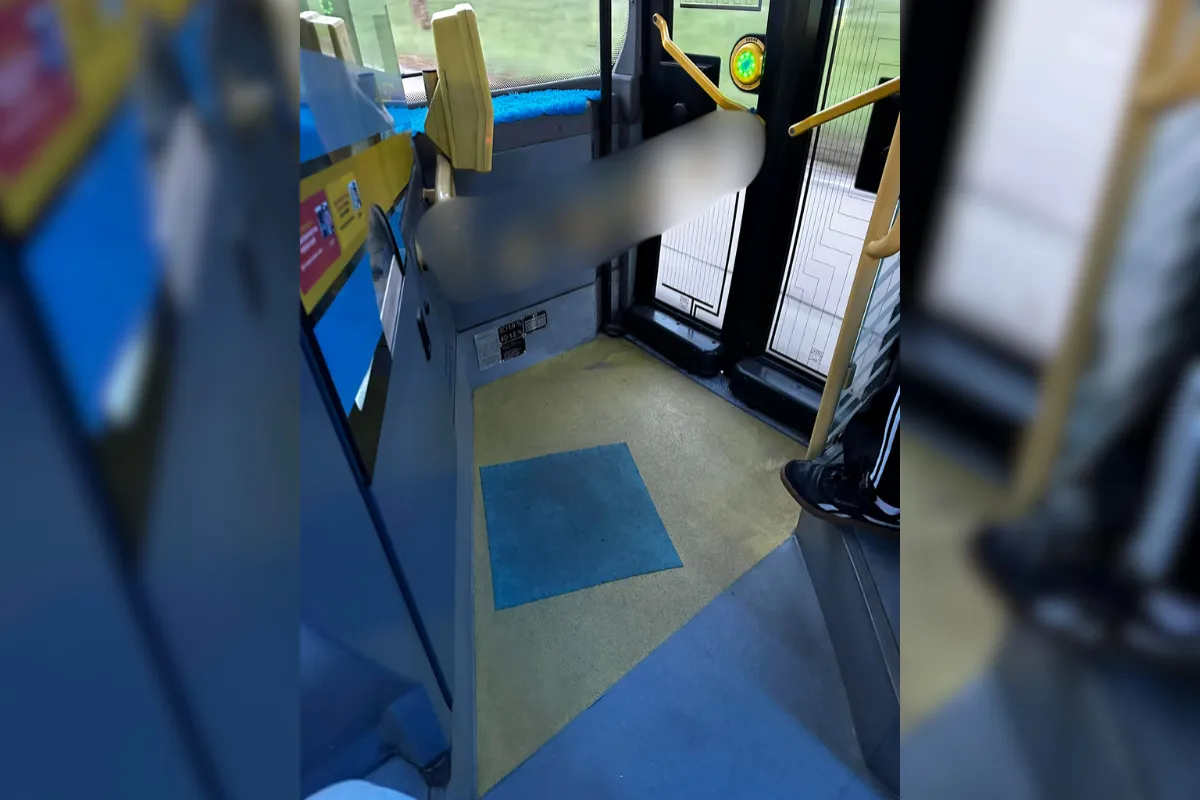 FOTO: Košickí cestujúci diskutujú o tom, ako to je s vystupovaním prednými dverami, debatu rozvírila zaujímavá girlanda