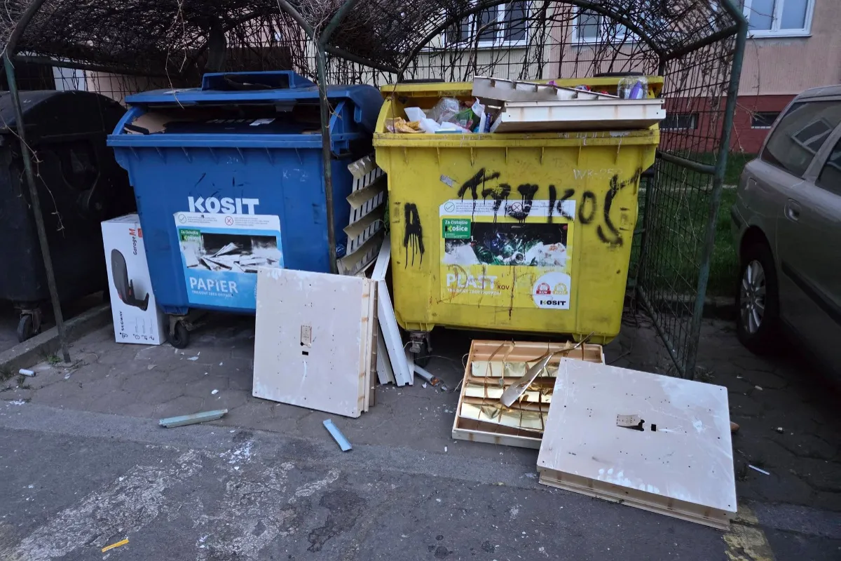 Na Železníkoch niekto vyhodil kancelársky strop aj so žiarivkovými trubicami. Toto je už vrchol, píšu obyvatelia