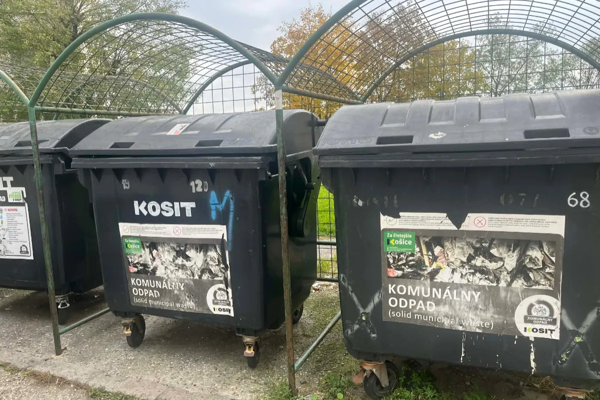 V centre Košíc trápi ľudí neznesiteľný zápach z kontajnerov. Riešenie je v nedohľadne, hlavné slovo tu majú pamiatkari