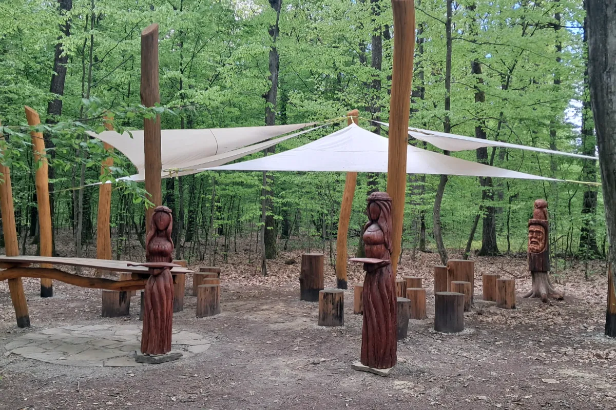 FOTO: V Košiciach vyrástla kaviareň uprostred lesa. Nenájdete tu Wifi ani čašníkov, kávu si urobíte sami