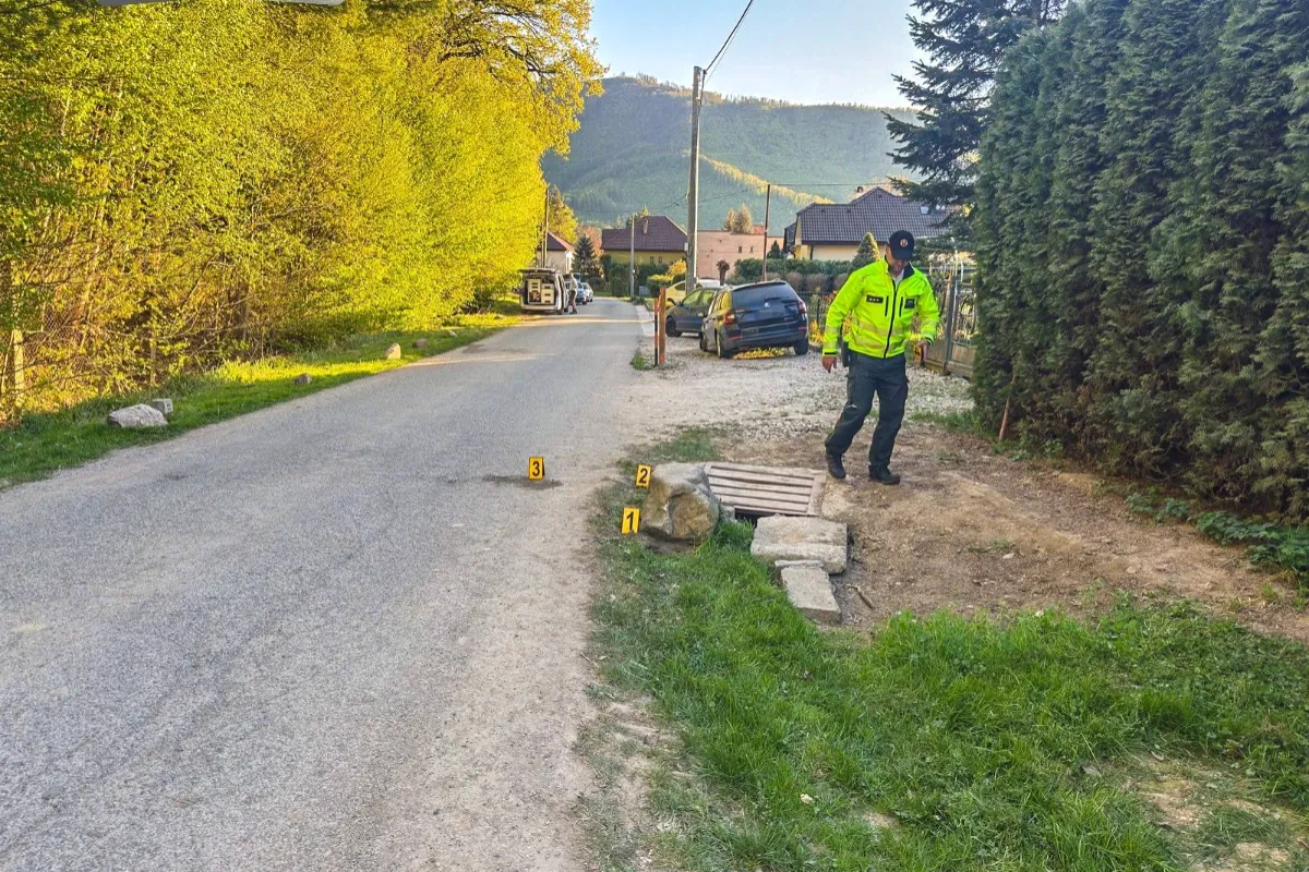 V obci Betliar došlo k vážnej dopravnej nehode, motocyklistku prevážal do nemocnice v kritickom stave vrtuľník